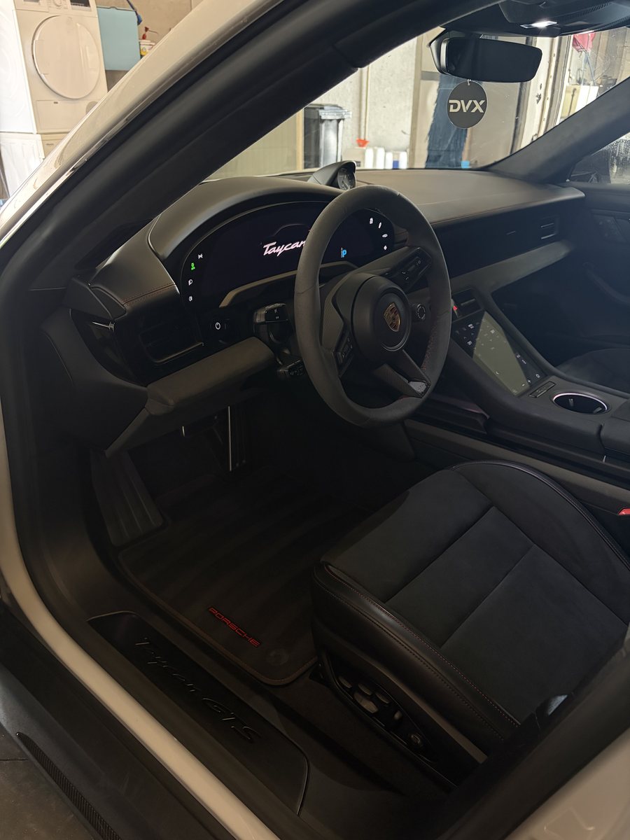 Porsche Taycan interieur na detailing door Blinq Detailing