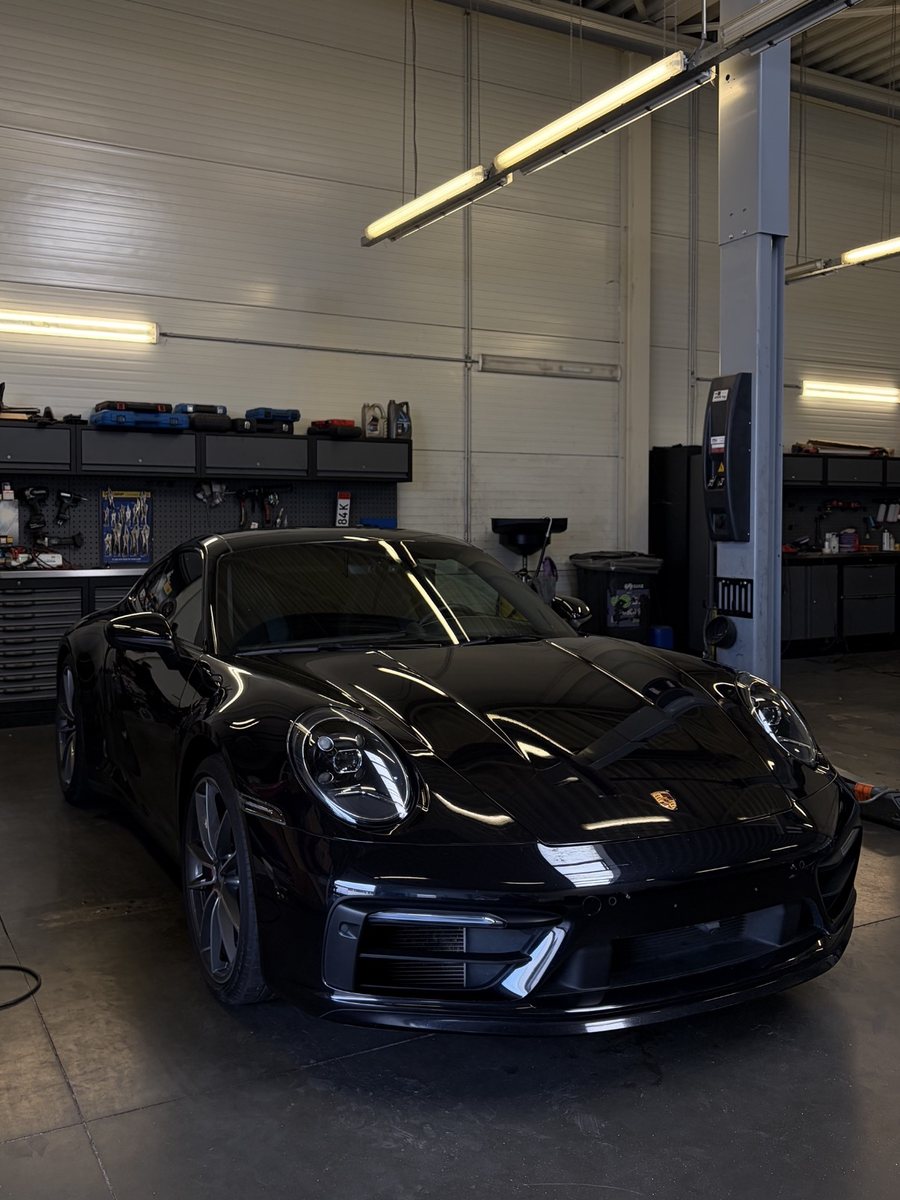 Zwarte Porsche 911 met gepolijste lak door Blinq Detailing