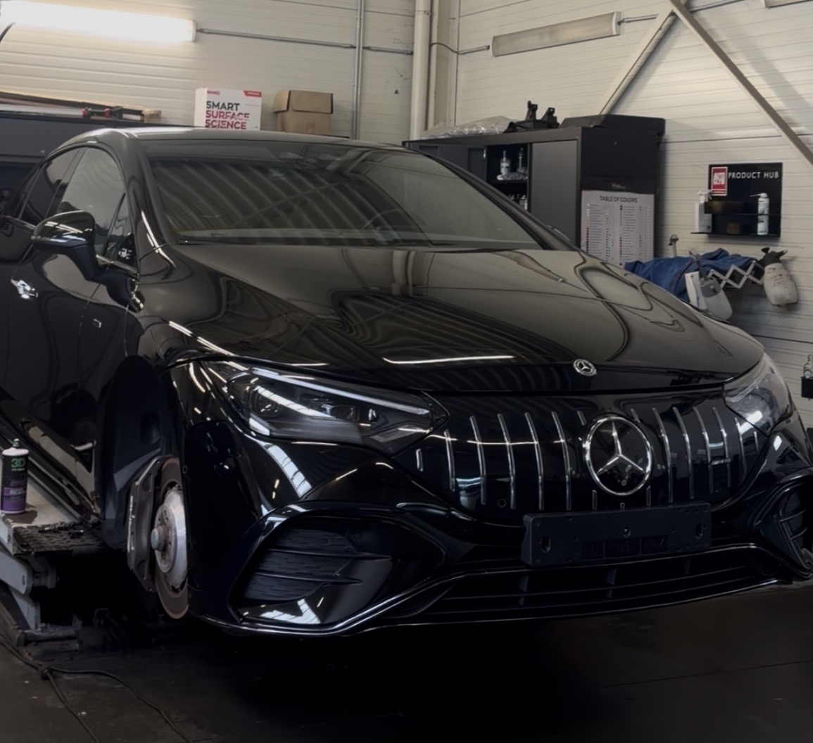 Zwarte Mercedes met glanzende motorkap — Blinq Detailing