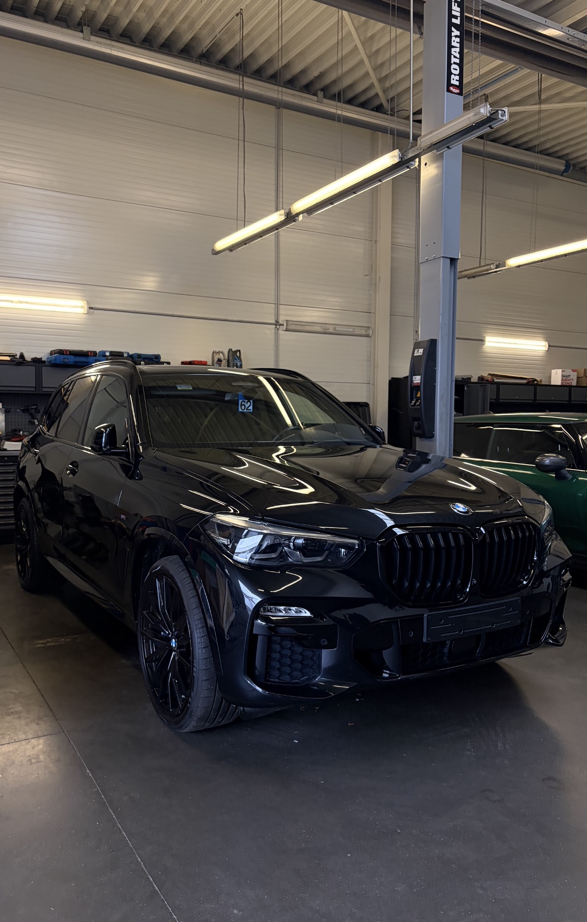 Zwarte BMW X5 met spiegelende lak — Blinq Detailing