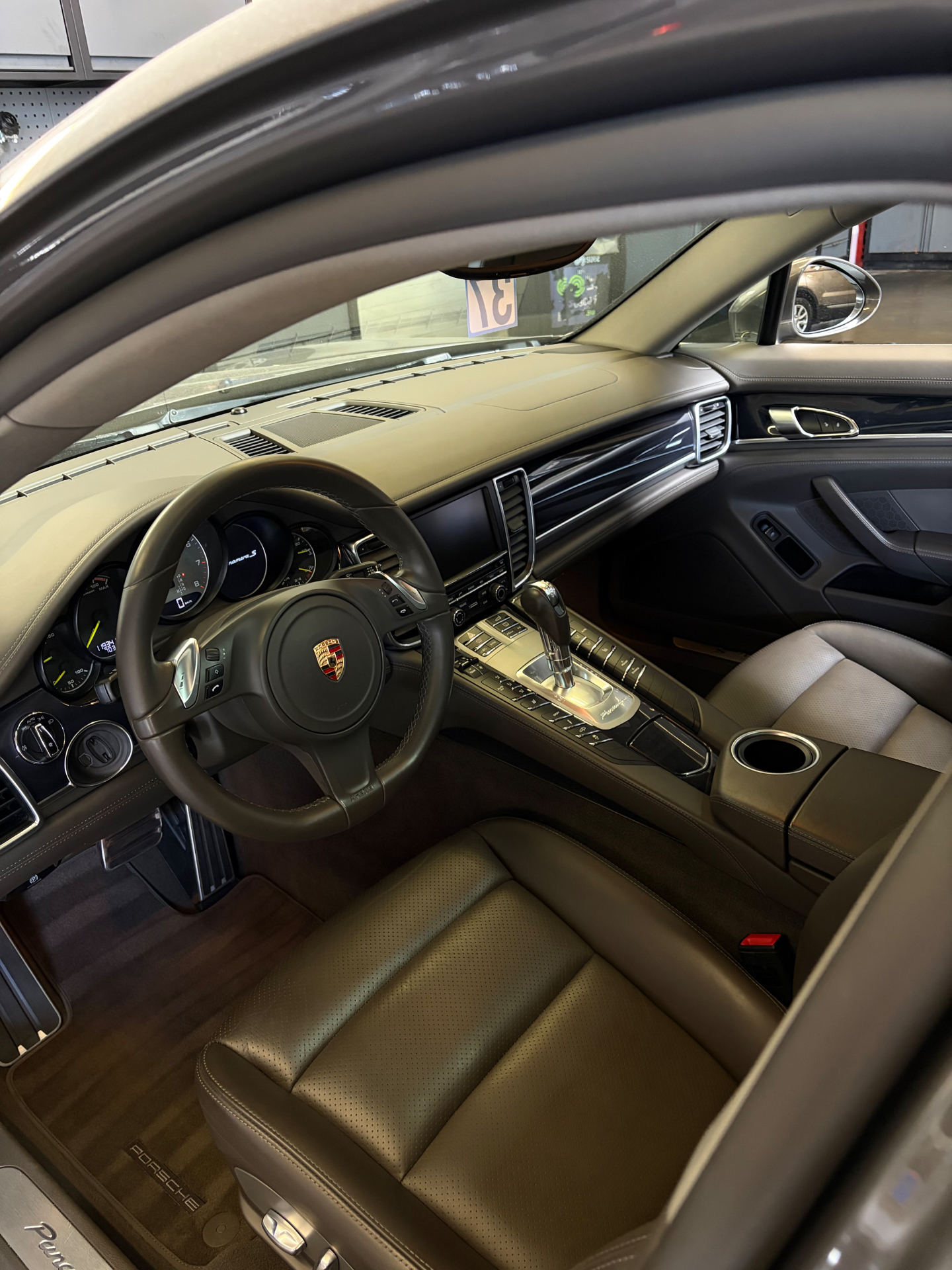 Gedetaild Porsche Panamera interieur met leren stuur en dashboard — Blinq Detailing Roeselare
